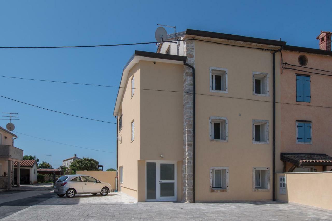 Lana House With Apartments Petrovija Buitenkant foto